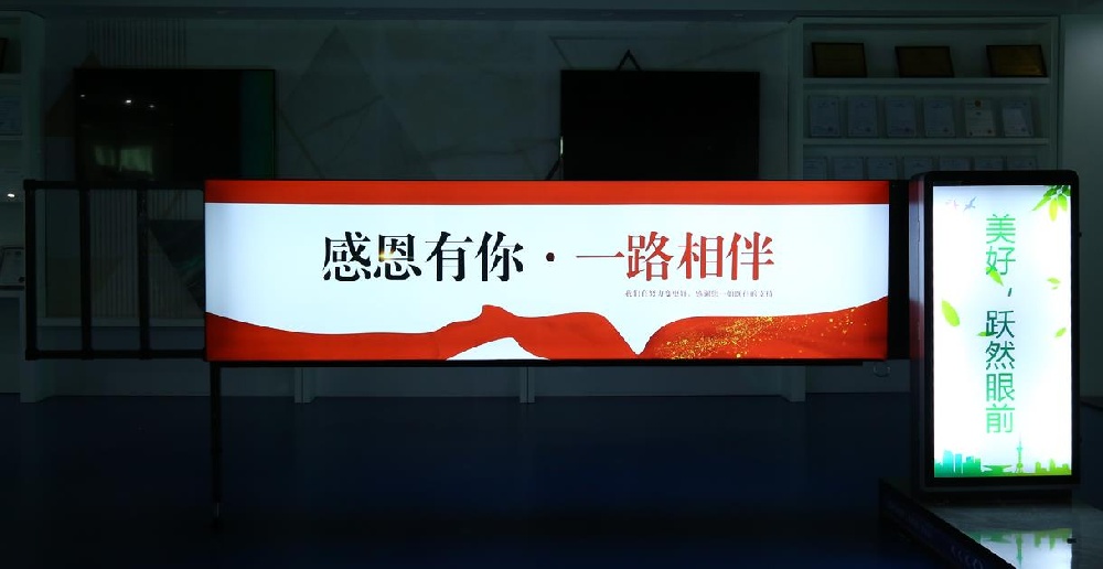 卡布灯箱广告道闸和UV软膜卡布灯箱道闸特点分析